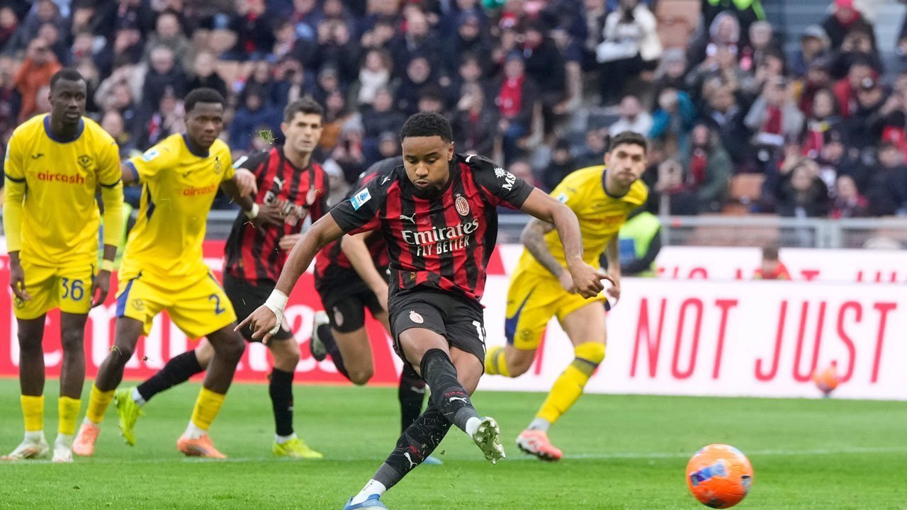 Milan Bungkam Verona 3-0: Nkunku Cetak Dua Gol, Rossoneri Ambil Alih Puncak Serie A