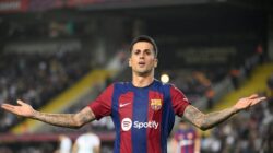 Hansi Flick Buka Peluang Barcelona Pulangkan Joao Cancelo pada Bursa Transfer Januari