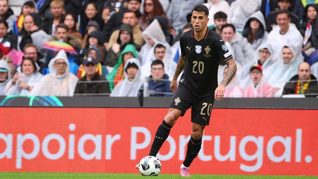 Joao Cancelo Siap Dikenalkan Barcelona Usai Sukses Jalani Tes Medis