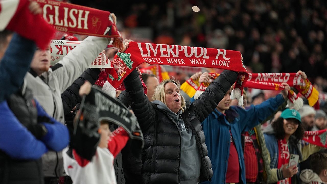 Liverpool Menang 4-1 atas Barnsley: Kisah Blunder Szoboszlai dan Duet Wirtz-Ekitike