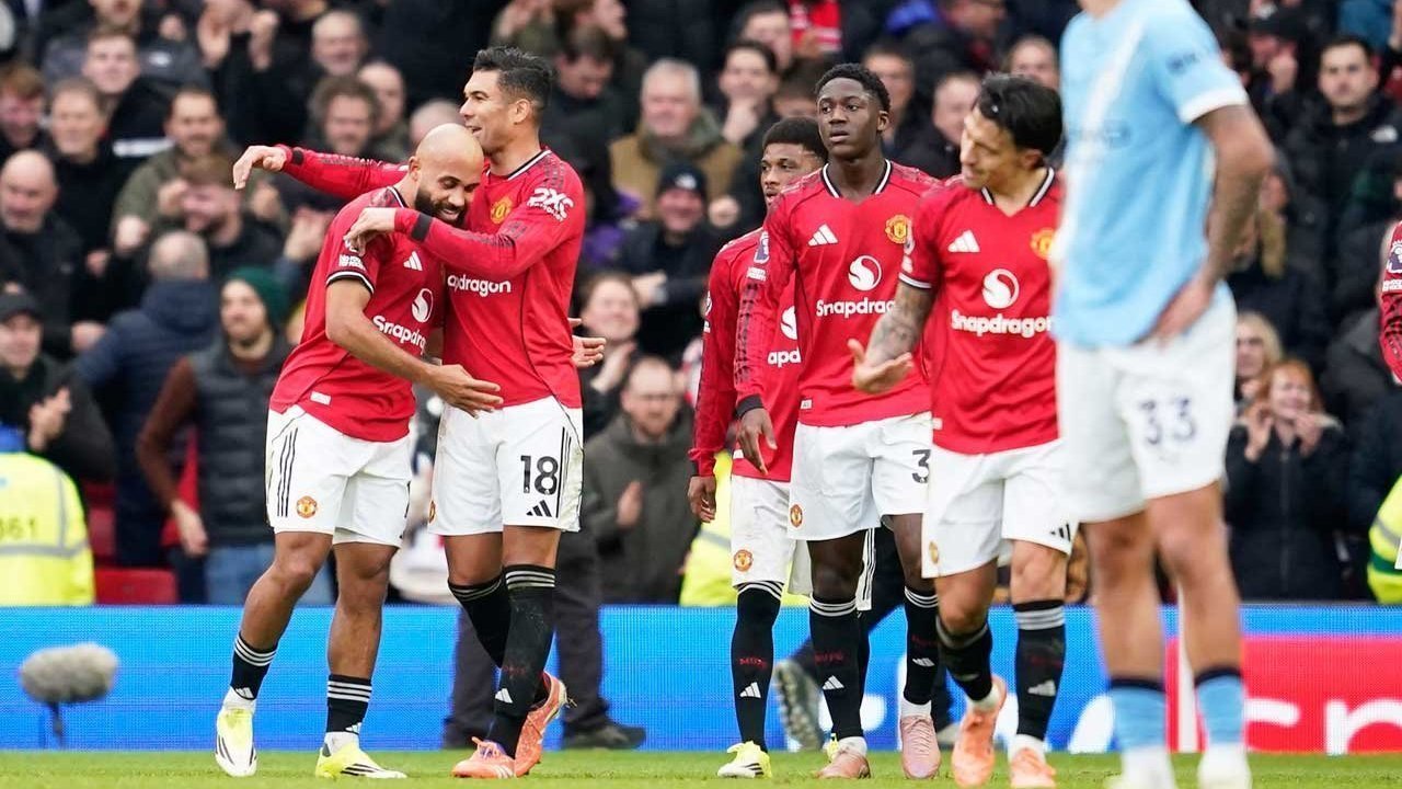 Peter Schmeichel Puji Carrick Usai MU Bungkam Manchester City