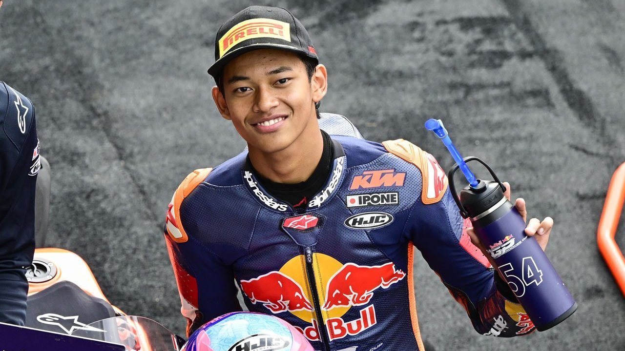 Kehadiran Veda Ega Pratama Disambut Ceria oleh Rider Moto3 dan Moto2 Red Bull