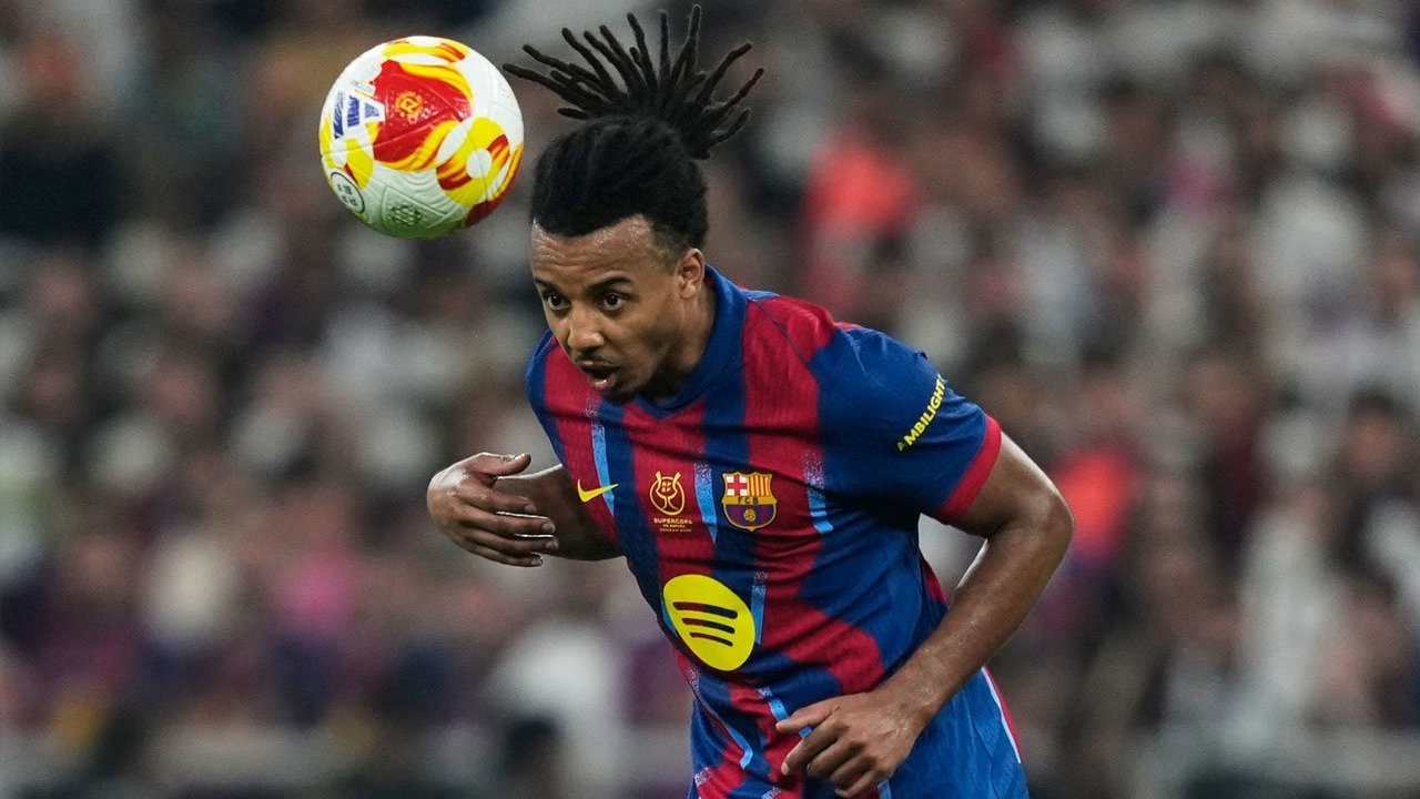 Barcelona Pertahankan Kepercayaan pada Duo Bek Sayap Meski Ada Tantangan di Sektor Pertahanan