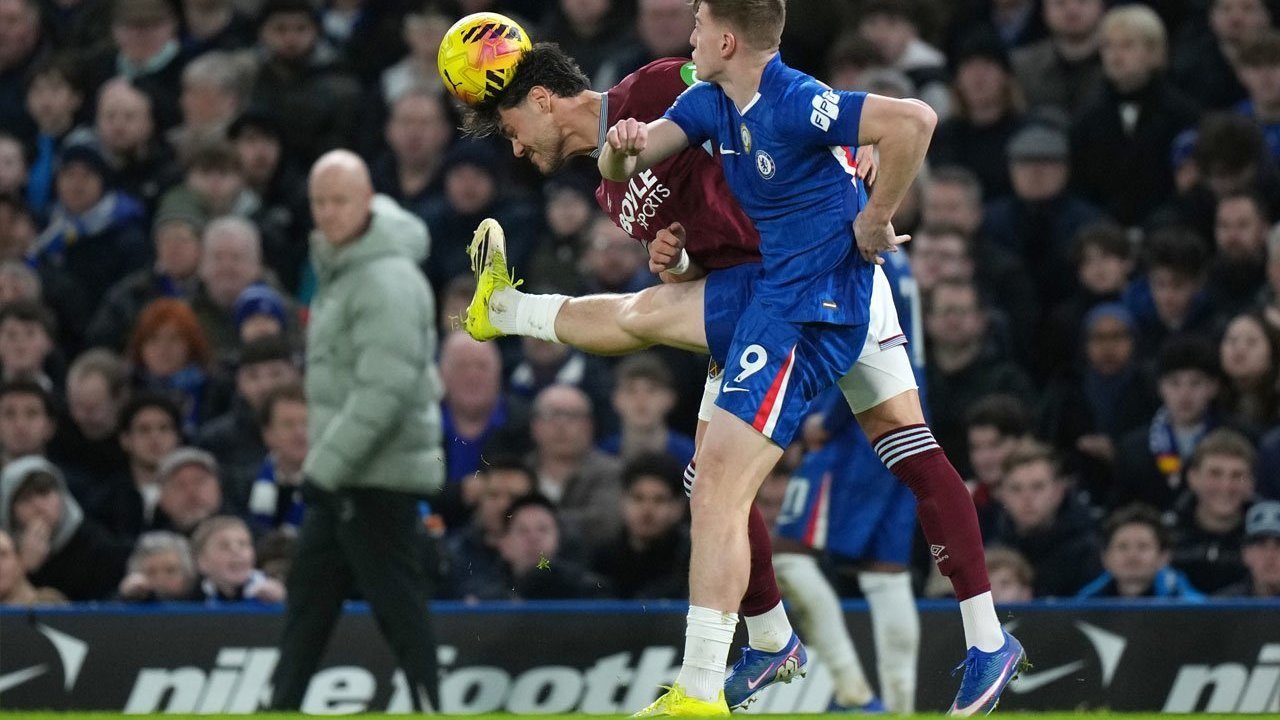 Liam Rosenior Bawa Chelsea Masuk Empat Besar Lewat Strategi Rotasi Berani