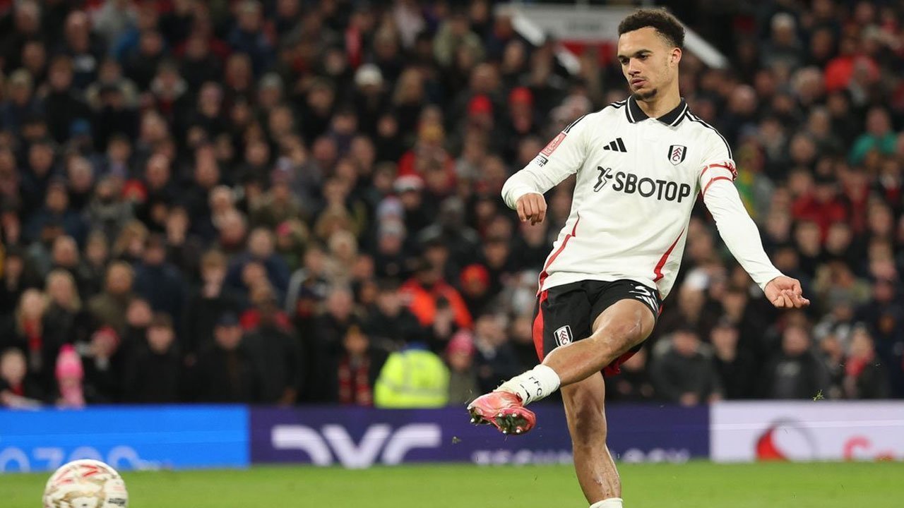 Antonee Robinson Jadi Target Utama Belanja Manchester United