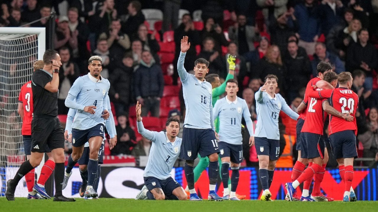 Insiden Kontroversial di Wembley: Ugarte Terima Dua Kartu Kuning Tanpa Merah