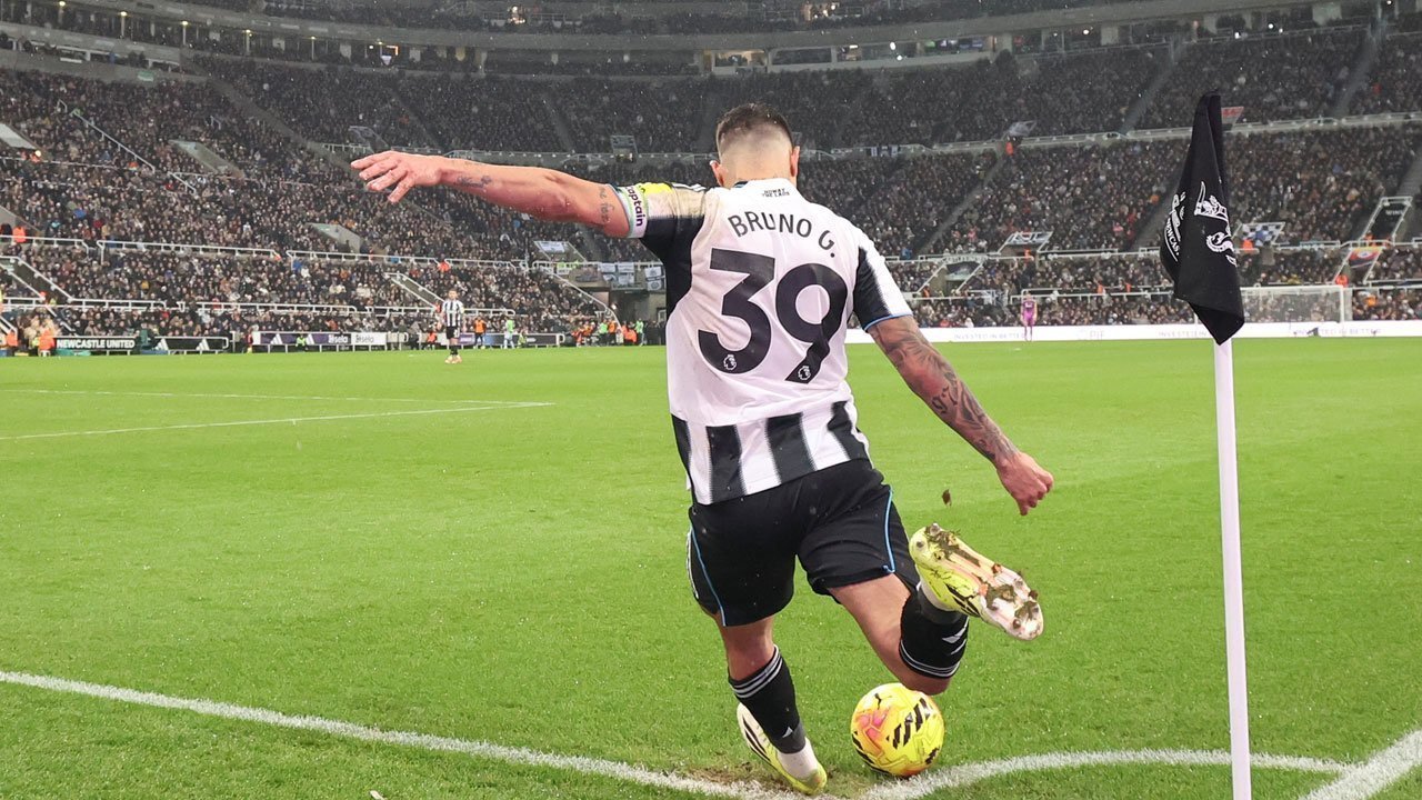 Manchester United Dekati Gelandang Bertahan Baru, Fabrizio Romano Ungkap Pertemuan Agen