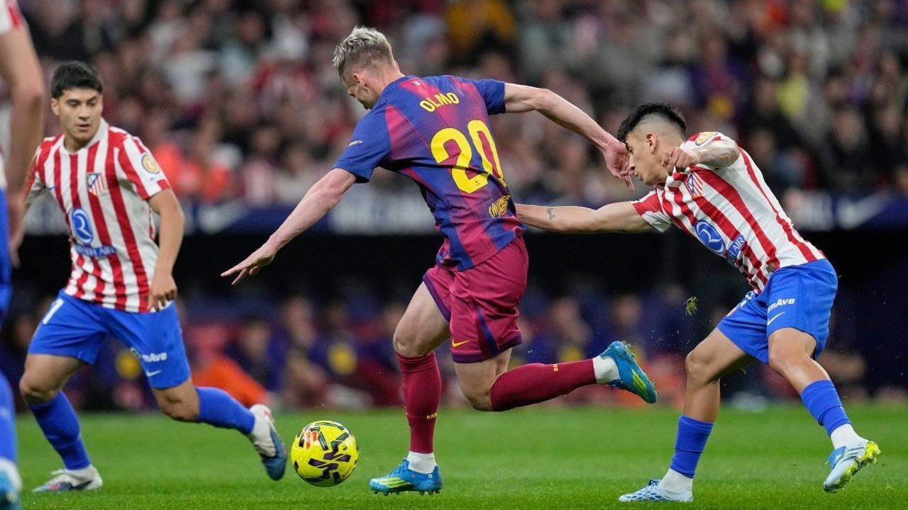 Dani Olmo Tunjukkan Raut Sedih Saat Menerima Penghargaan Man of the Match