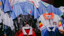 Berbagai jersey sepak bola vintage dipajang, menampilkan desain tim-tim internasional.
