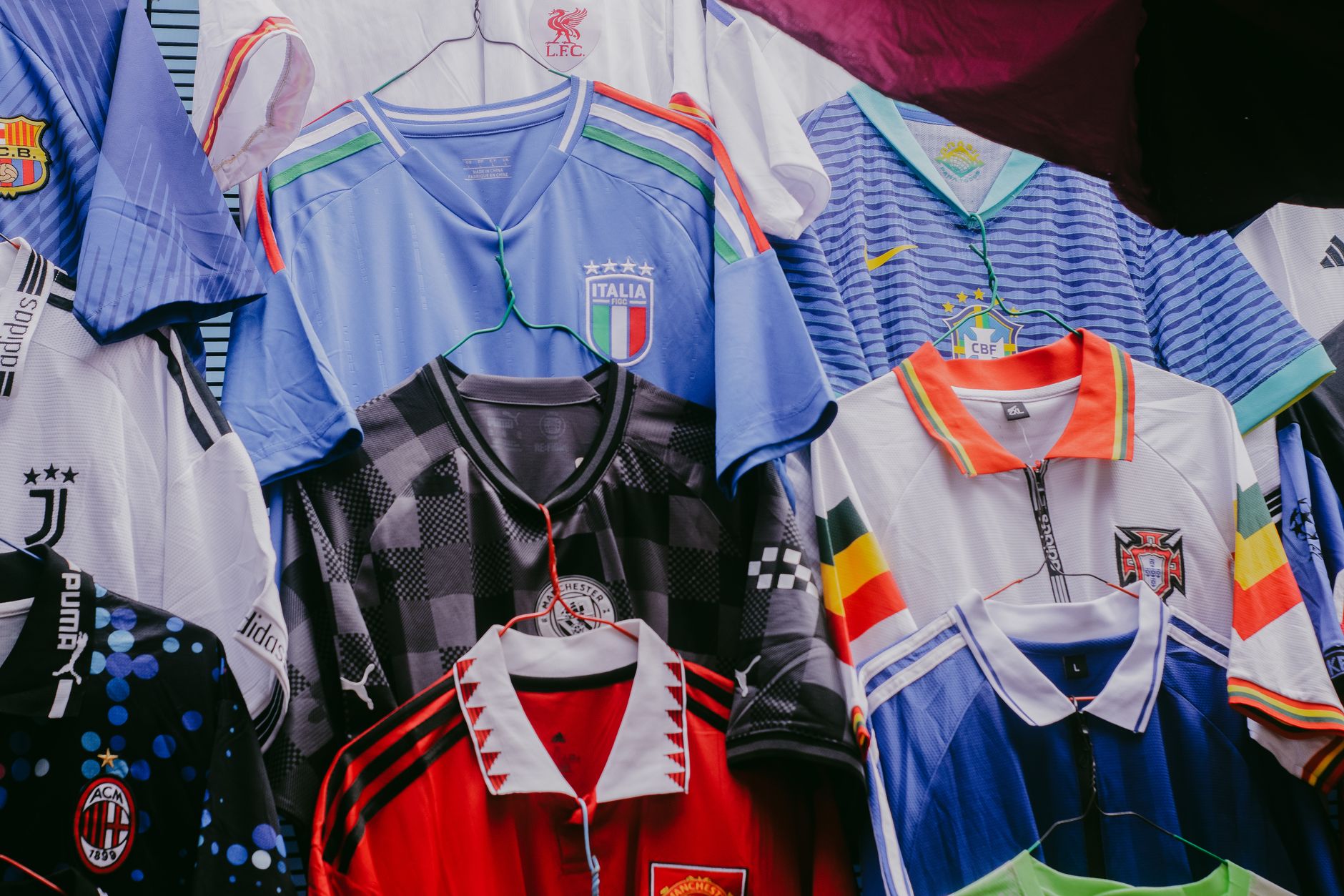 Berbagai jersey sepak bola vintage dipajang, menampilkan desain tim-tim internasional.