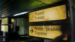 Papan transit yang diterangi di bandara di Banten, Indonesia, yang memandu penumpang.