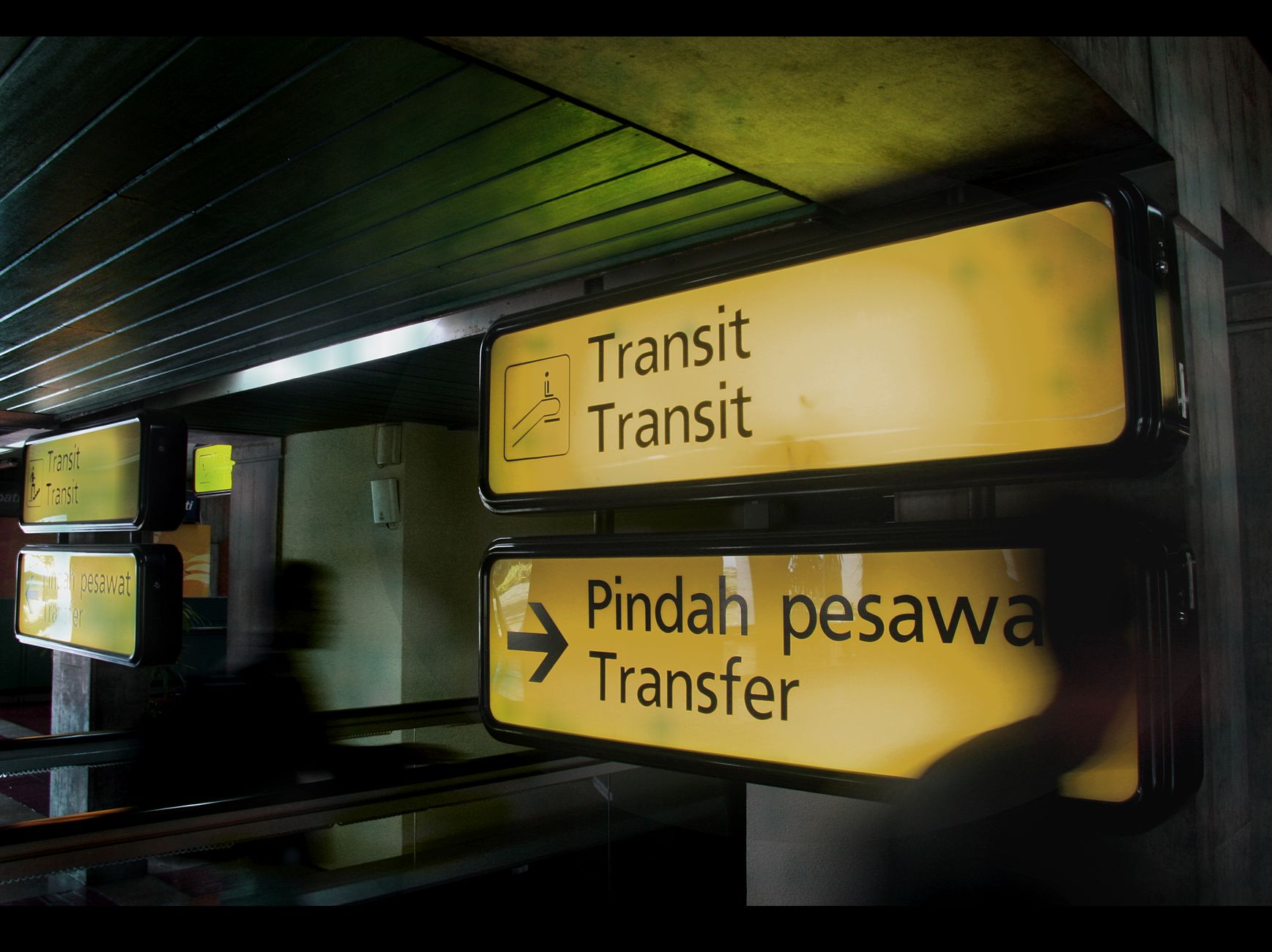 Papan transit yang diterangi di bandara di Banten, Indonesia, yang memandu penumpang.