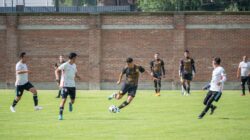 Pemain sepak bola bersaing dengan semangat selama pertandingan di Texcoco, Meksiko.