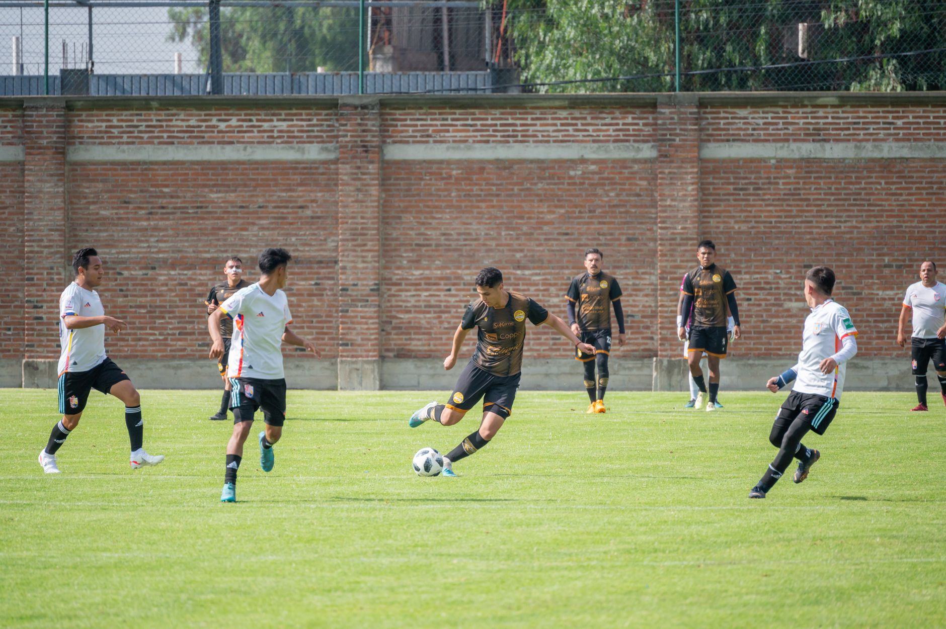 Pemain sepak bola bersaing dengan semangat selama pertandingan di Texcoco, Meksiko.