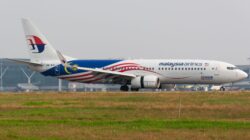 Pesawat Malaysia Airlines bersiap lepas landas di bandara.
