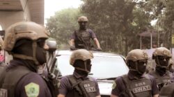 Tim SWAT siaga selama operasi keamanan di Dhaka, menampilkan peralatan taktis dan koordinasi.