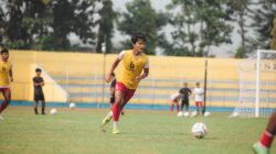 Pemain sepak bola yang energik saat sesi latihan di lapangan Jakarta.