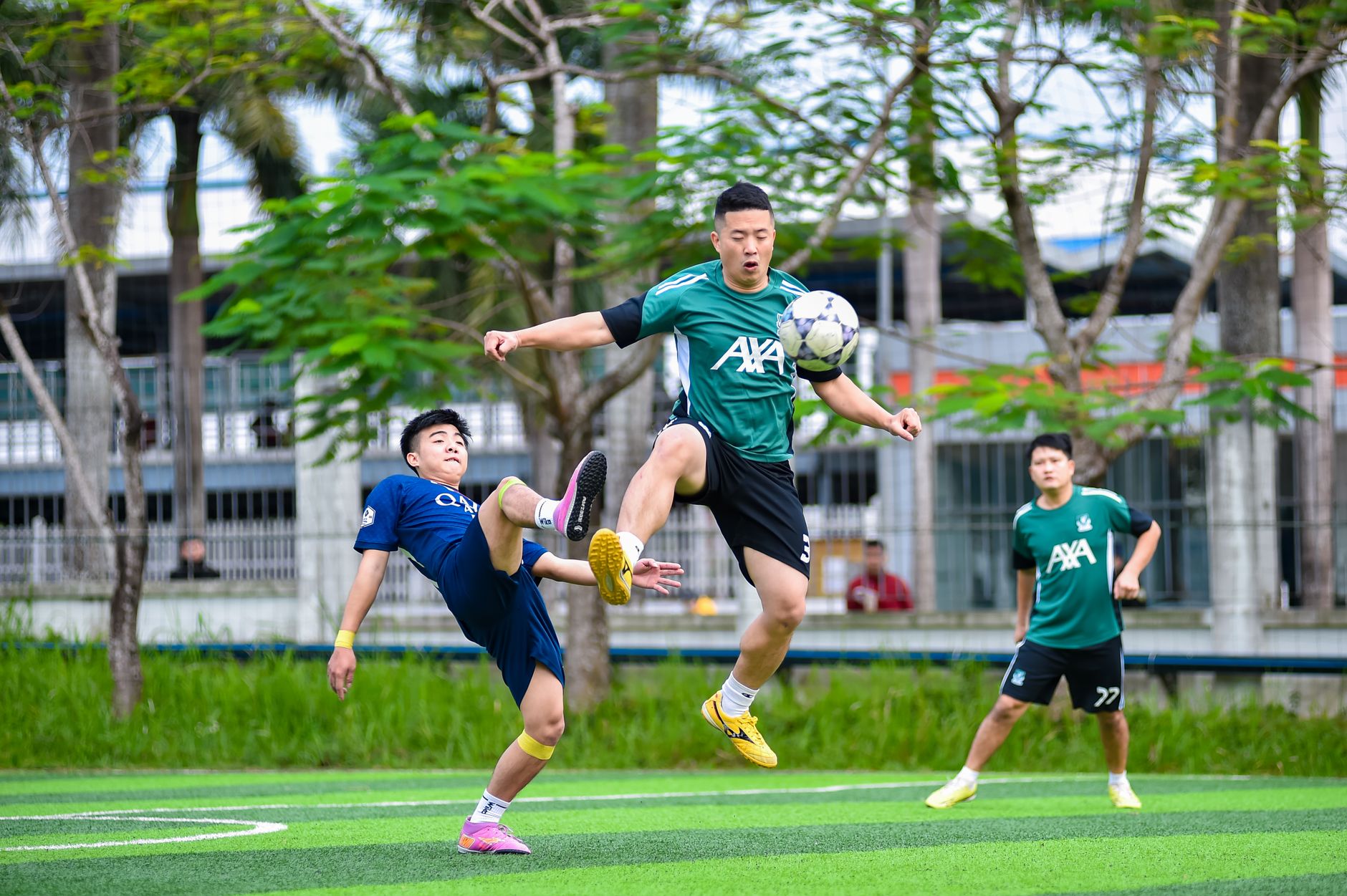 Atlet dalam pertandingan sepak bola yang mendebarkan, menunjukkan keterampilan dan kerja tim di lapangan di Hanoi.