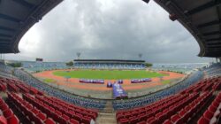 Pandangan sudut lebar dari stadion olahraga di Yangon, Myanmar dengan awan hujan di atas.