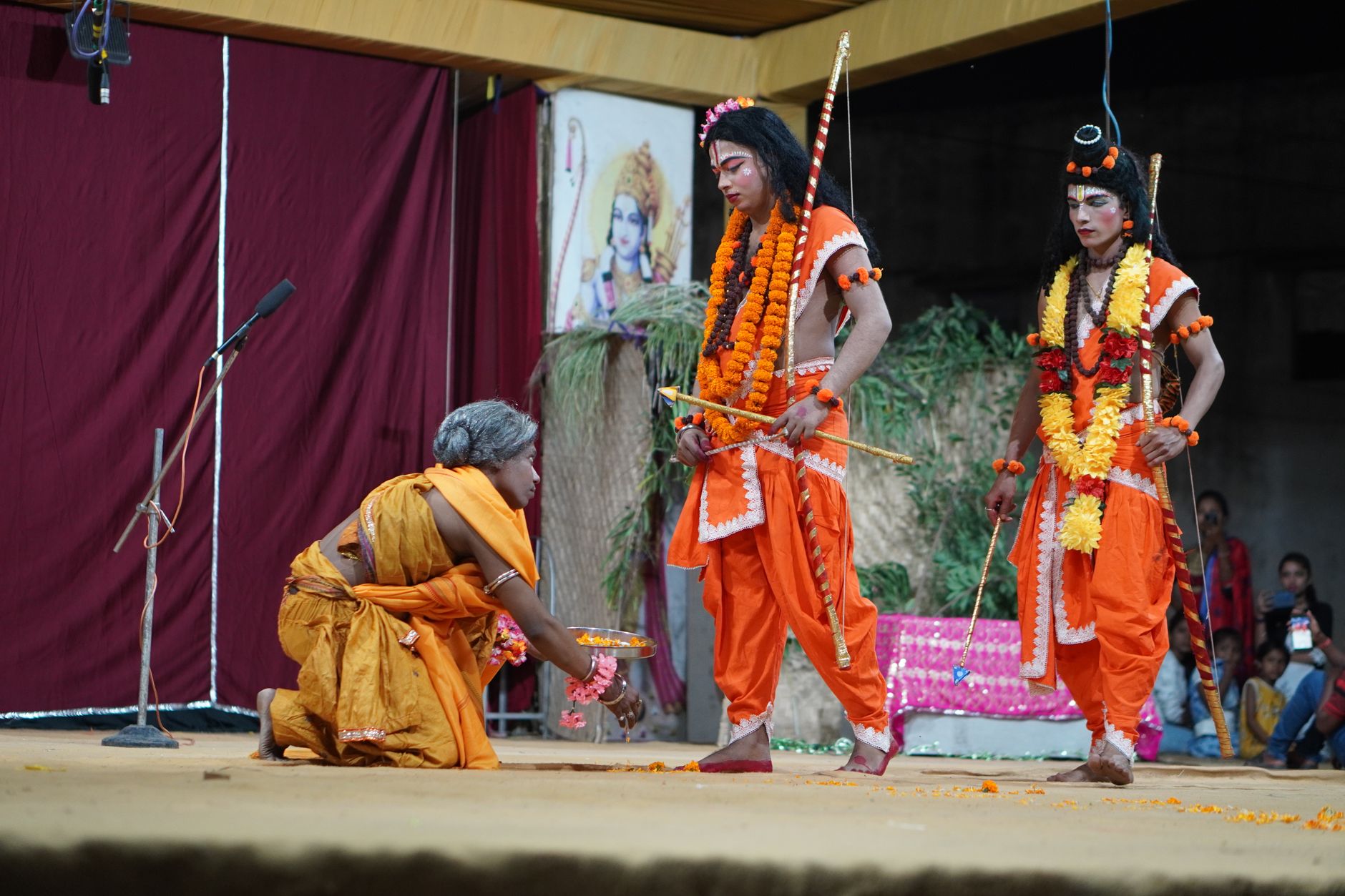 Pertunjukan tarian tradisional yang meriah menunjukkan budaya dan ritual India di atas panggung.