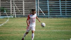 Pemain sepak bola dengan seragam putih bermain di lapangan di Mendoza, Argentina.