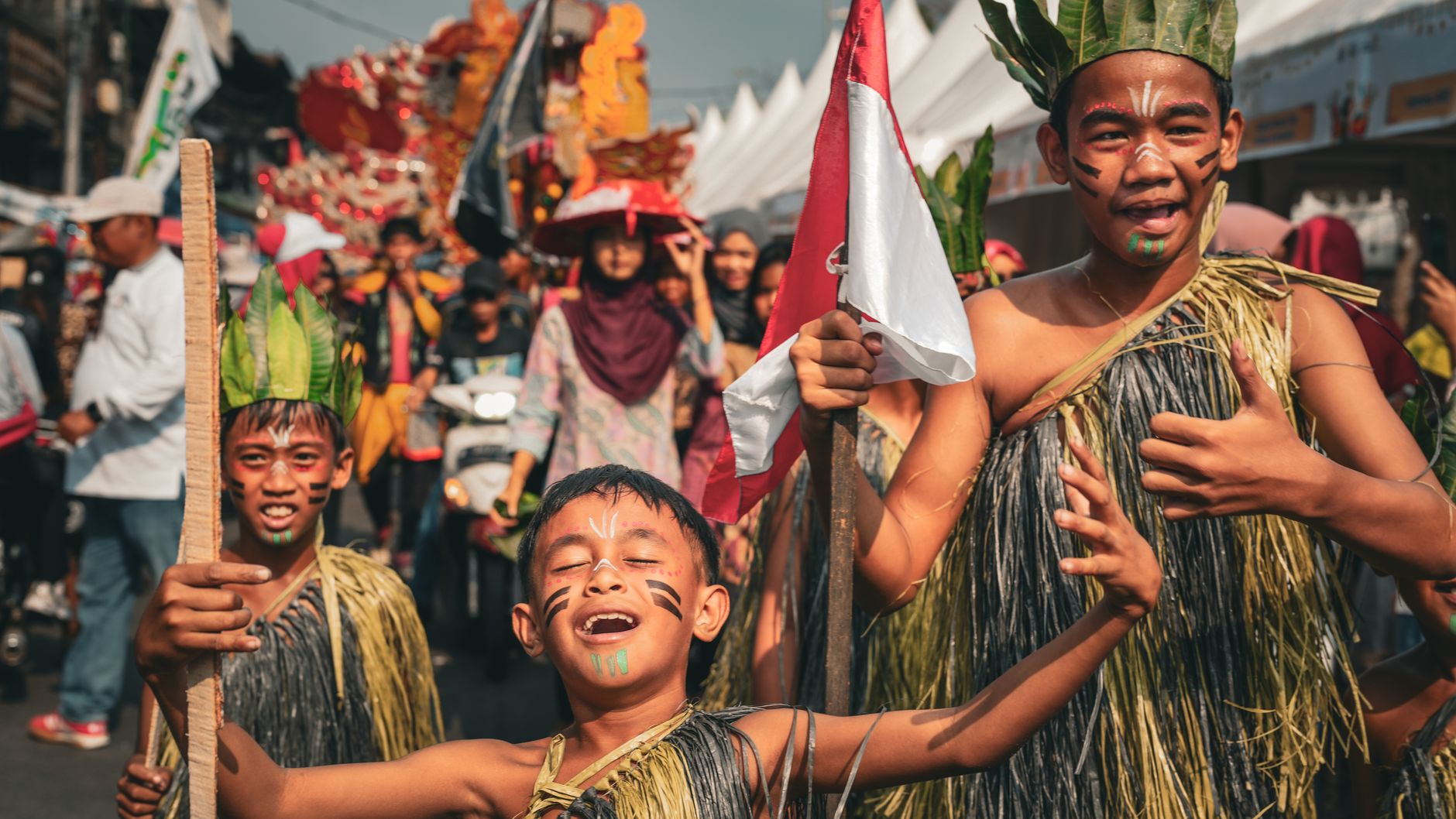 Anak-anak dengan pakaian tradisional menikmati parade budaya yang meriah di Jakarta, Indonesia.