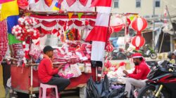 Para pedagang kaki lima menjual barang dagangan berwarna merah dan putih di Jakarta untuk memperingati Hari Kemerdekaan Indonesia.