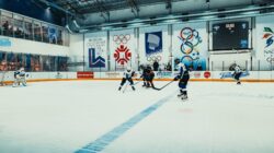 Permainan hoki es yang dinamis ditangkap di arena dalam ruangan dengan dekorasi Olimpiade di Buenos Aires, Argentina.