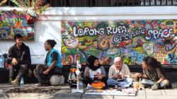 Pemandangan jalanan penuh warna dengan mural semarak dan beragam kelompok teman di Jakarta.