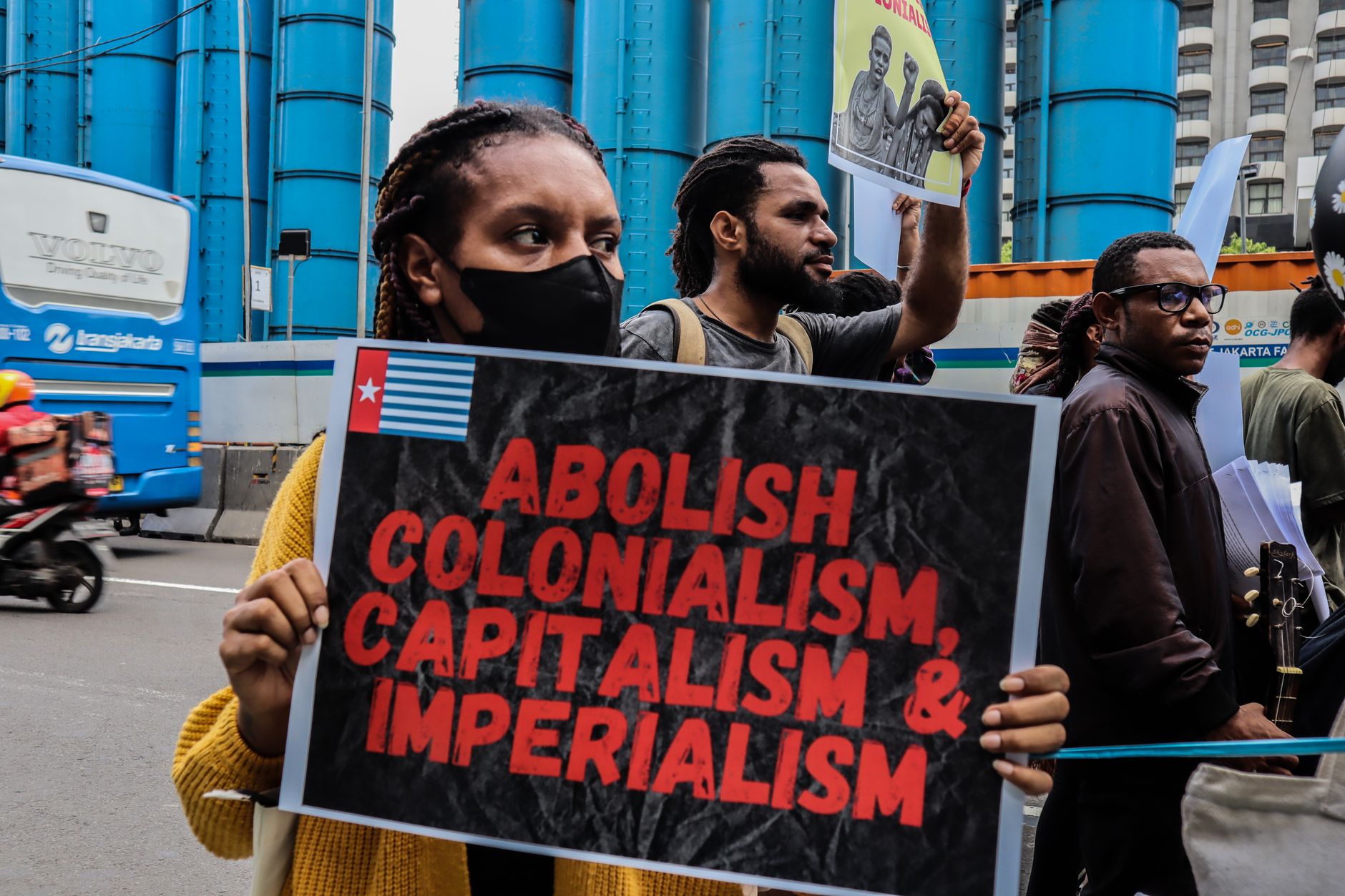 Aktivis di Jakarta memprotes kolonialisme, kapitalisme, dan imperialisme.