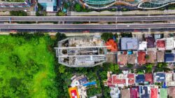 Foto drone yang menangkap perpaduan hidup antara kota dan hijau di Jakarta.