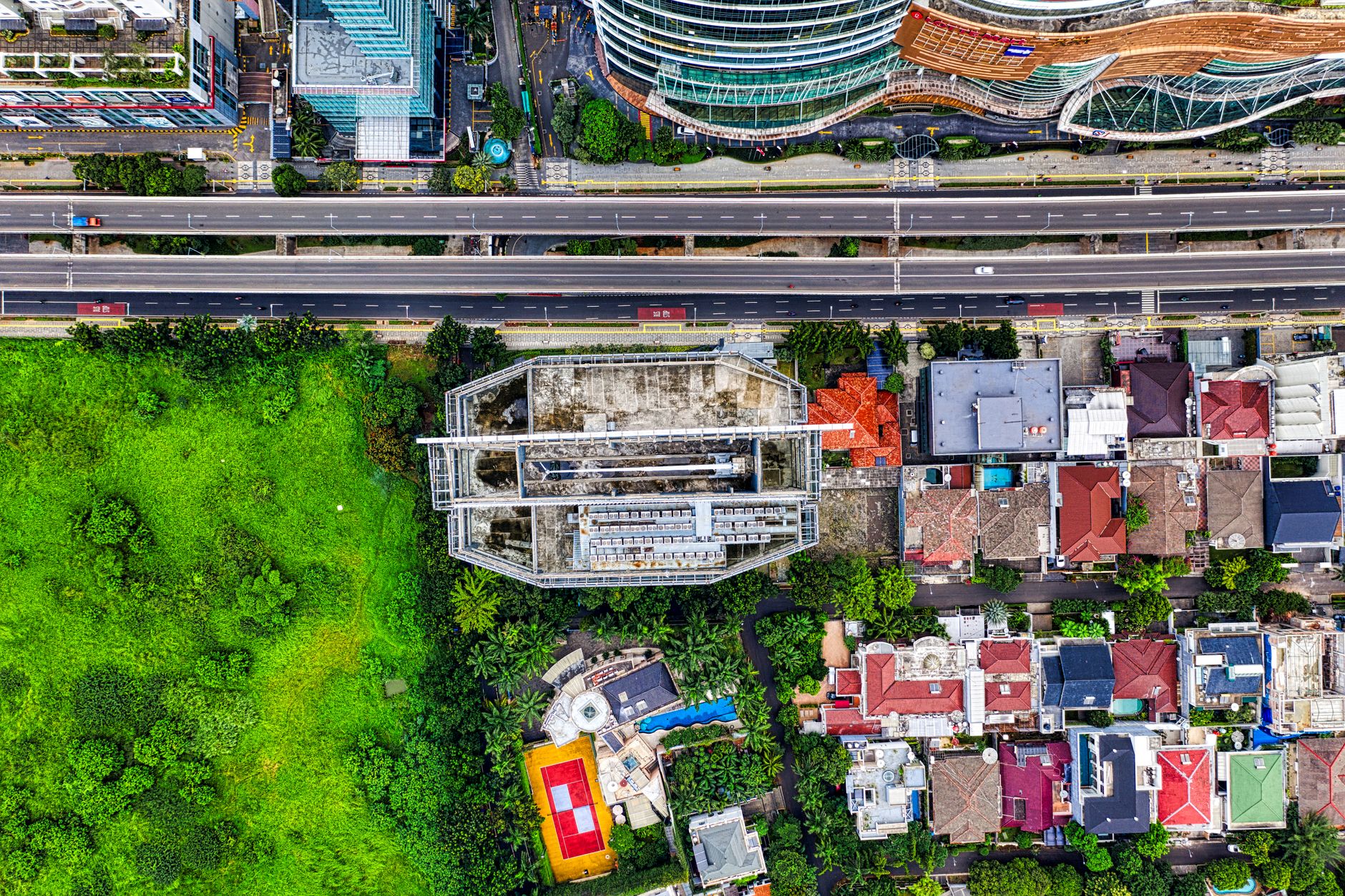 Foto drone yang menangkap perpaduan hidup antara kota dan hijau di Jakarta.