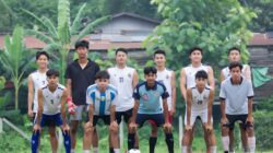 Sebuah tim sepak bola lokal berpose di luar ruangan untuk foto grup di Myawadi, Myanmar.