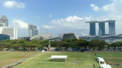 Pemandangan indah Marina Bay Sands dan Esplanade yang ikonik di Singapura dengan latar langit yang cerah.