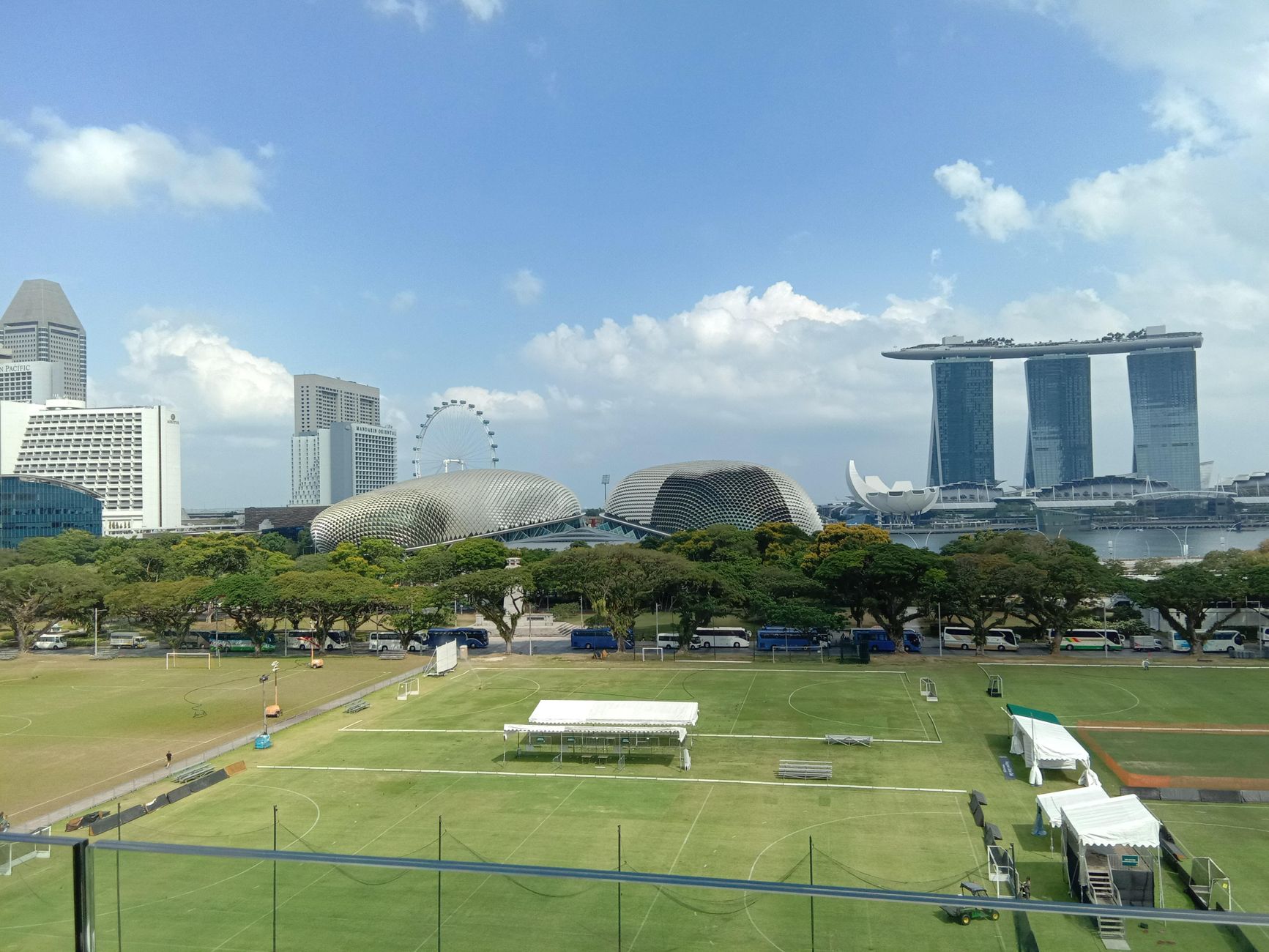 Pemandangan indah Marina Bay Sands dan Esplanade yang ikonik di Singapura dengan latar langit yang cerah.