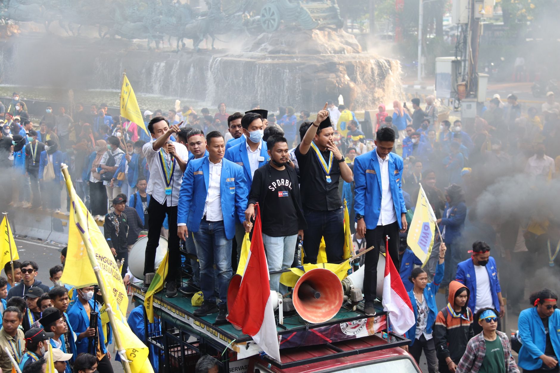 Kerumunan berkumpul di Jakarta, Indonesia, untuk sebuah rally protes, menyoroti aktivisme dan persatuan.