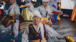 Pertunjukan tari tradisional Korea yang meriah dengan para penari mengenakan pakaian adat, Jakarta.