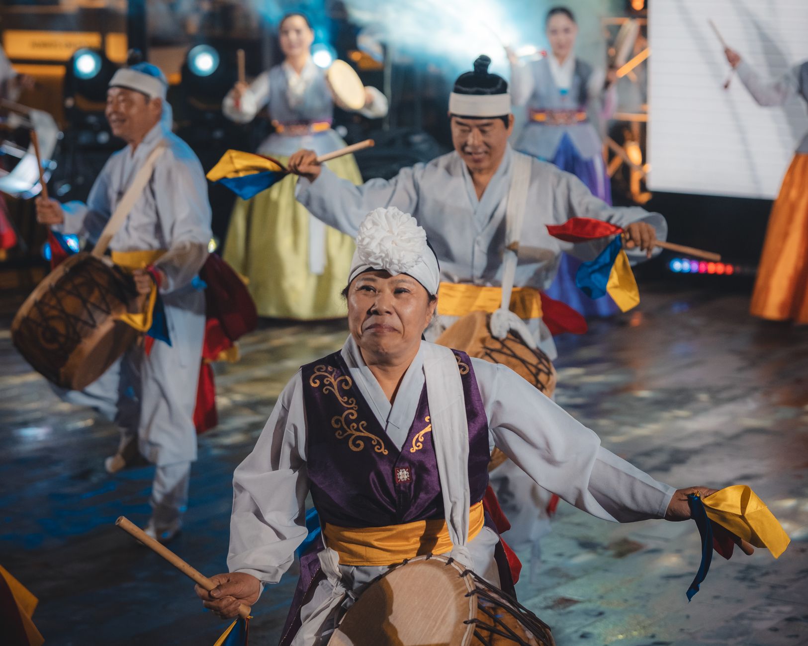 Pertunjukan tari tradisional Korea yang meriah dengan para penari mengenakan pakaian adat, Jakarta.