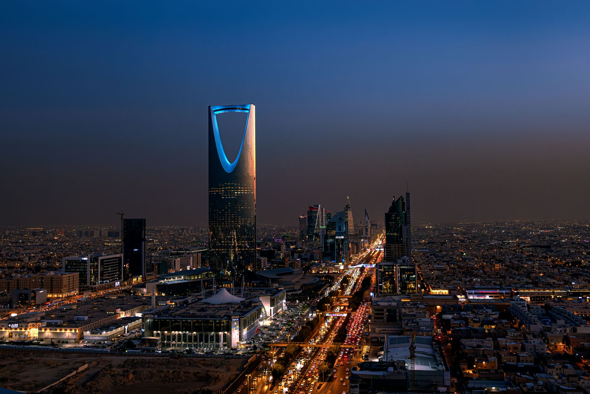 Pemandangan udara Riyadh yang menakjubkan di malam hari, menampilkan Menara Kingdom Centre yang ikonik.