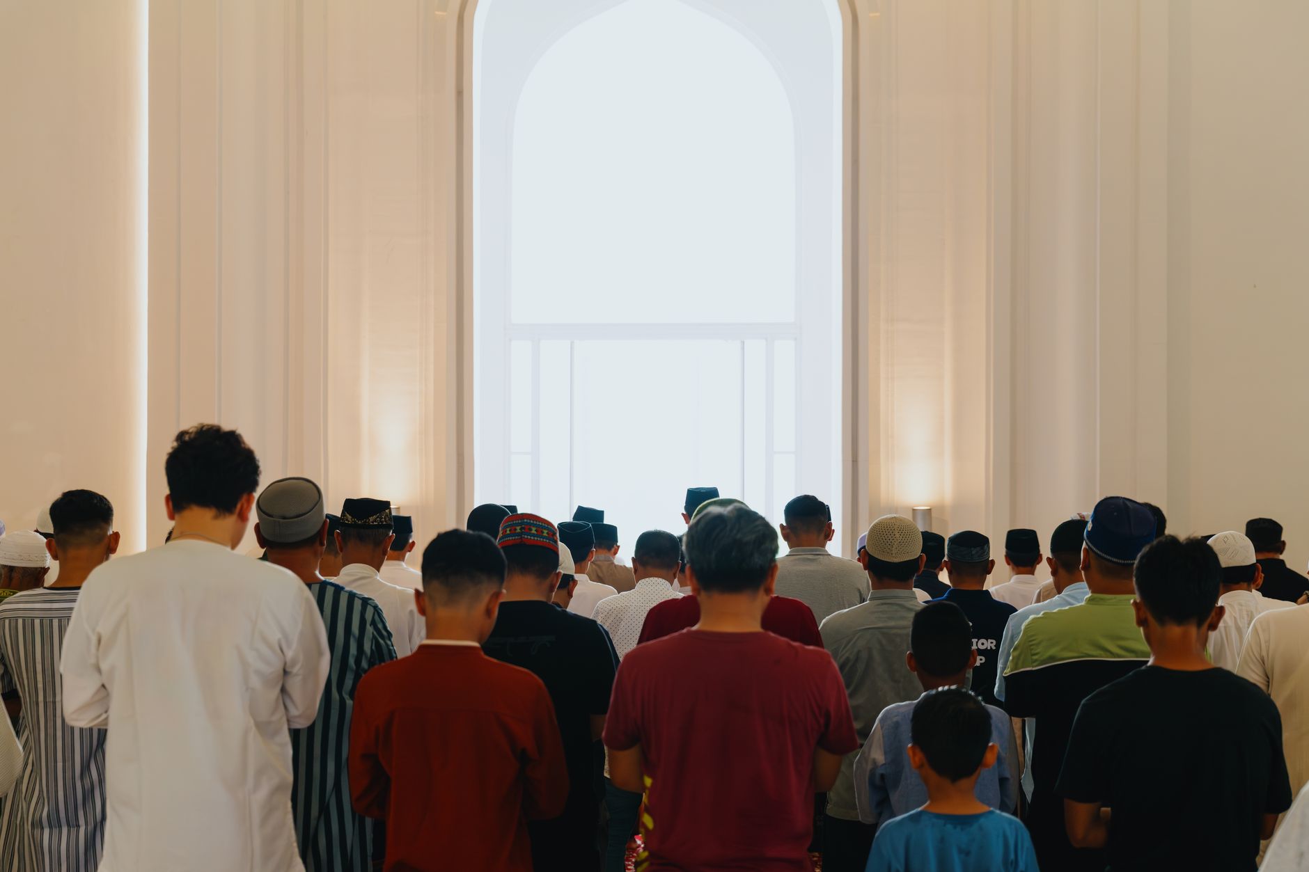 Sekelompok besar orang berkumpul untuk sholat di dalam sebuah masjid di Jawa Barat, Indonesia.