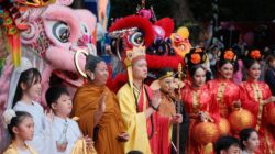 Barongsai berwarna-warni dan kostum budaya di sebuah festival di Jakarta, Indonesia, mengabadikan suasana perayaan yang meriah.