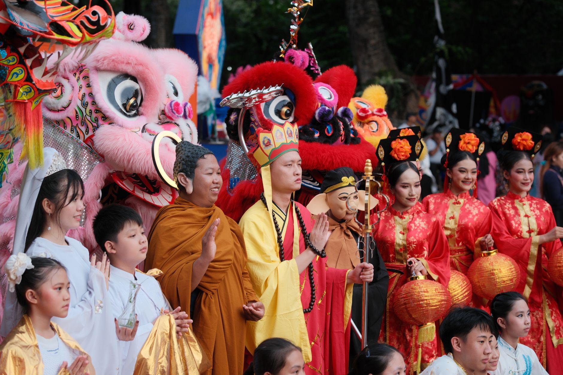 Barongsai berwarna-warni dan kostum budaya di sebuah festival di Jakarta, Indonesia, mengabadikan suasana perayaan yang meriah.