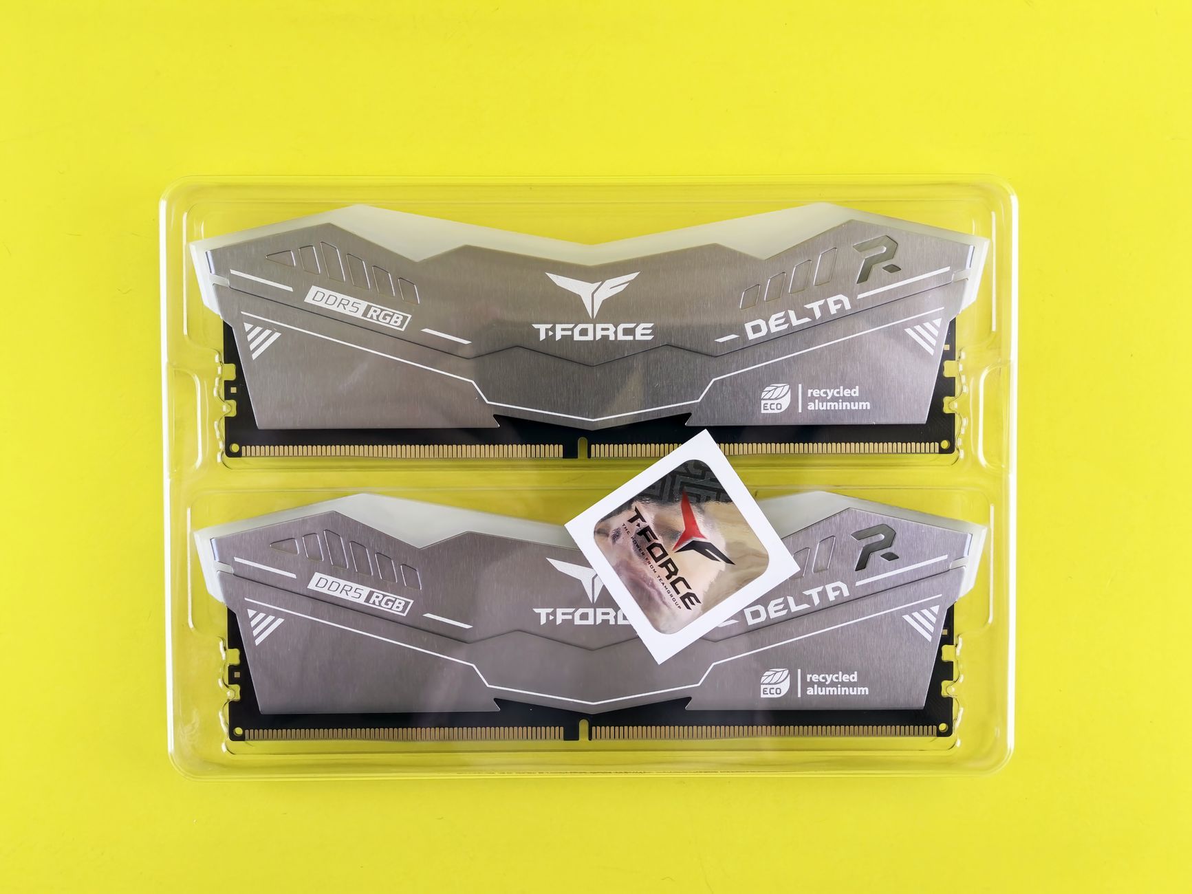 Modul RAM T-FORCE DDR5 RGB berkinerja tinggi dengan desain ramah lingkungan dalam kemasan.