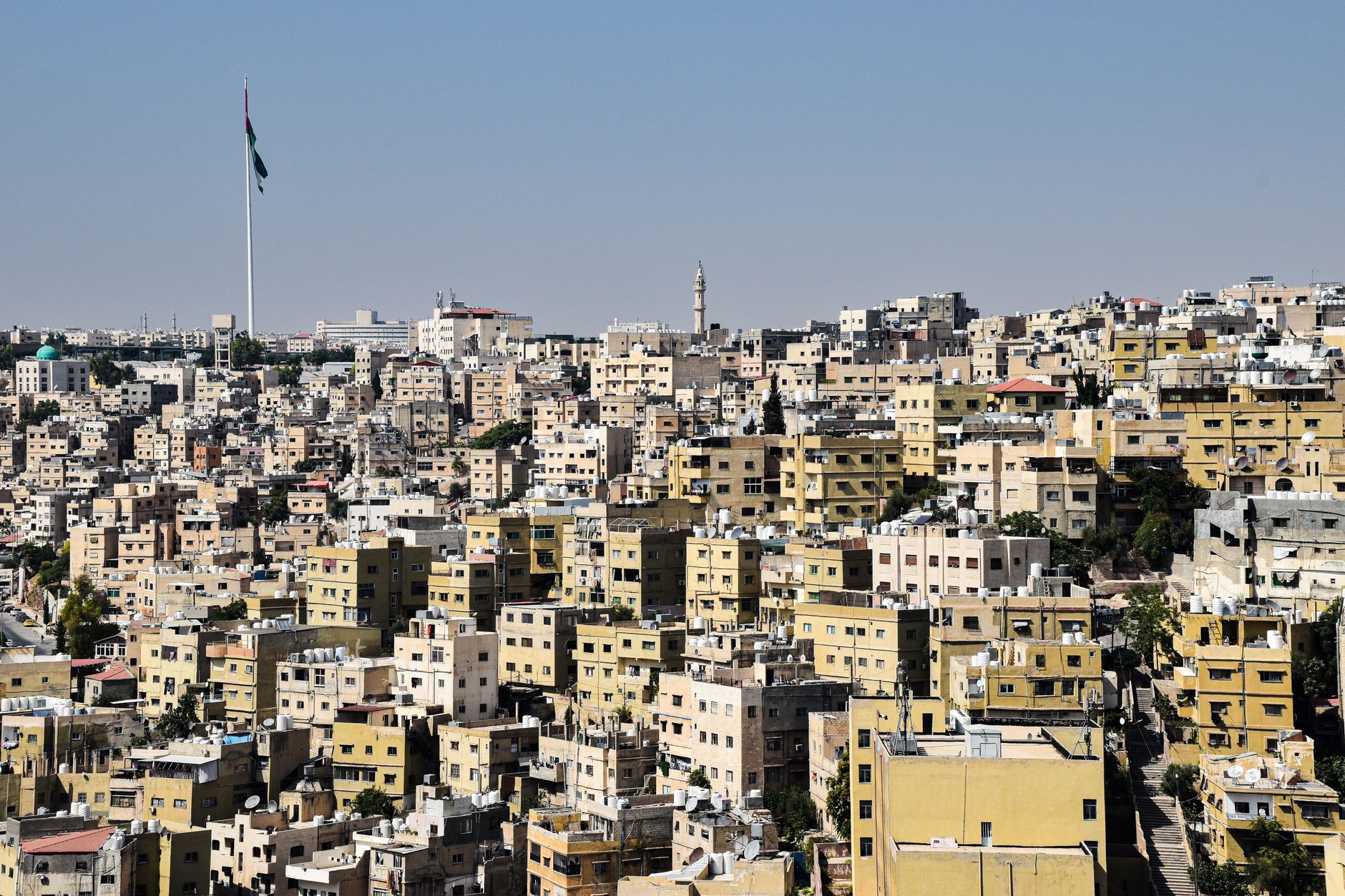 Jelajahi lanskap urban padat di Amman dengan arsitektur ikonik dan cakrawala yang luas.