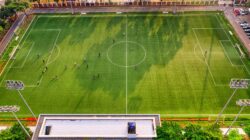 Jepretan sudut tinggi dari pertandingan sepak bola di stadion di Jakarta, Indonesia.