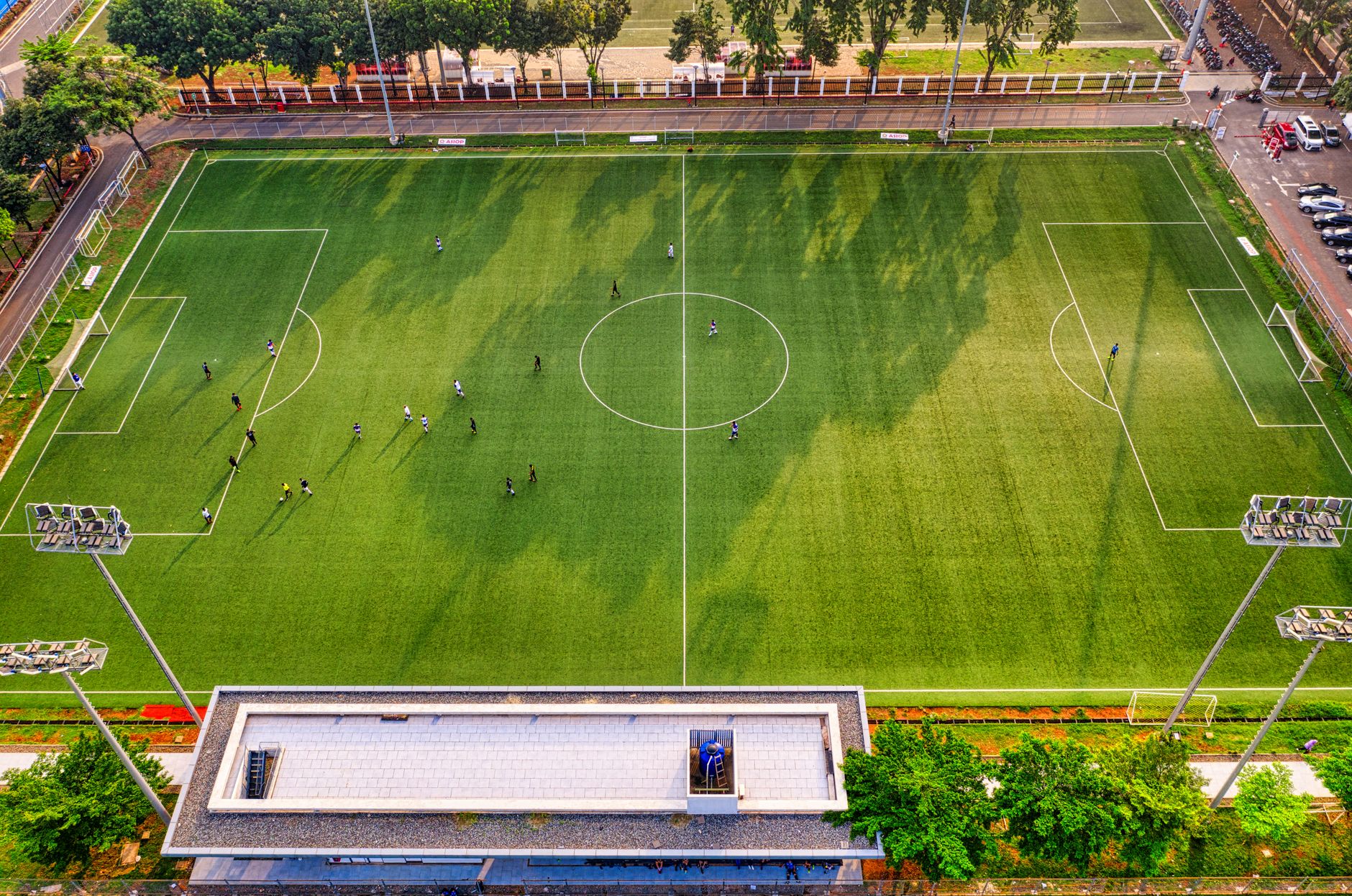 Jepretan sudut tinggi dari pertandingan sepak bola di stadion di Jakarta, Indonesia.