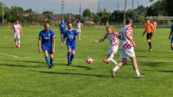 Aksi dinamis dari pertandingan sepak bola di Garešnica, Kroasia yang menampilkan kerja sama tim dan sportivitas.