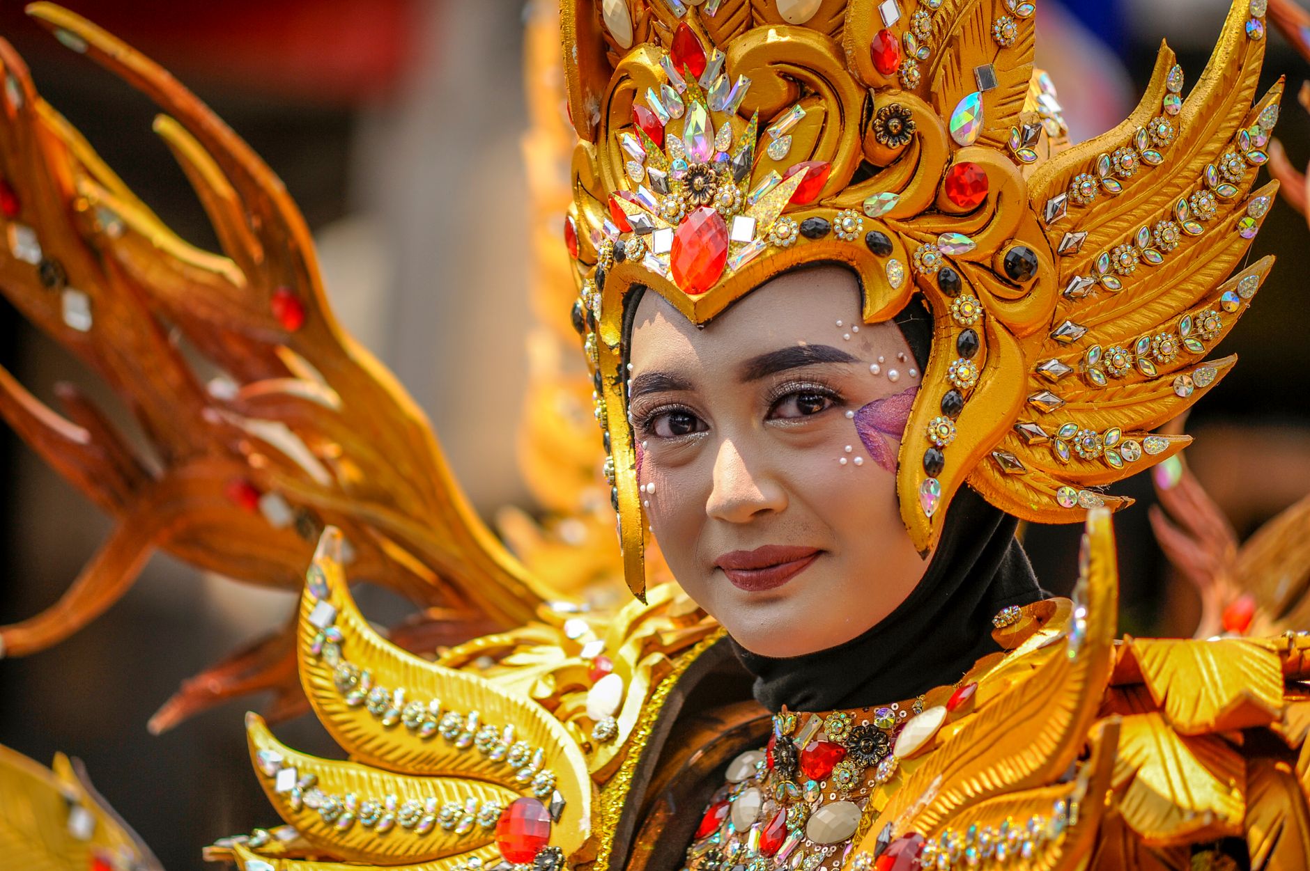 Potret kostum tradisional yang semarak dari sebuah festival budaya, menampilkan desain yang rumit dan warna-warna cerah.
