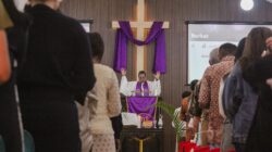 Pertemuan jemaat untuk kebaktian gereja di Bali saat pendeta memimpin ibadah.