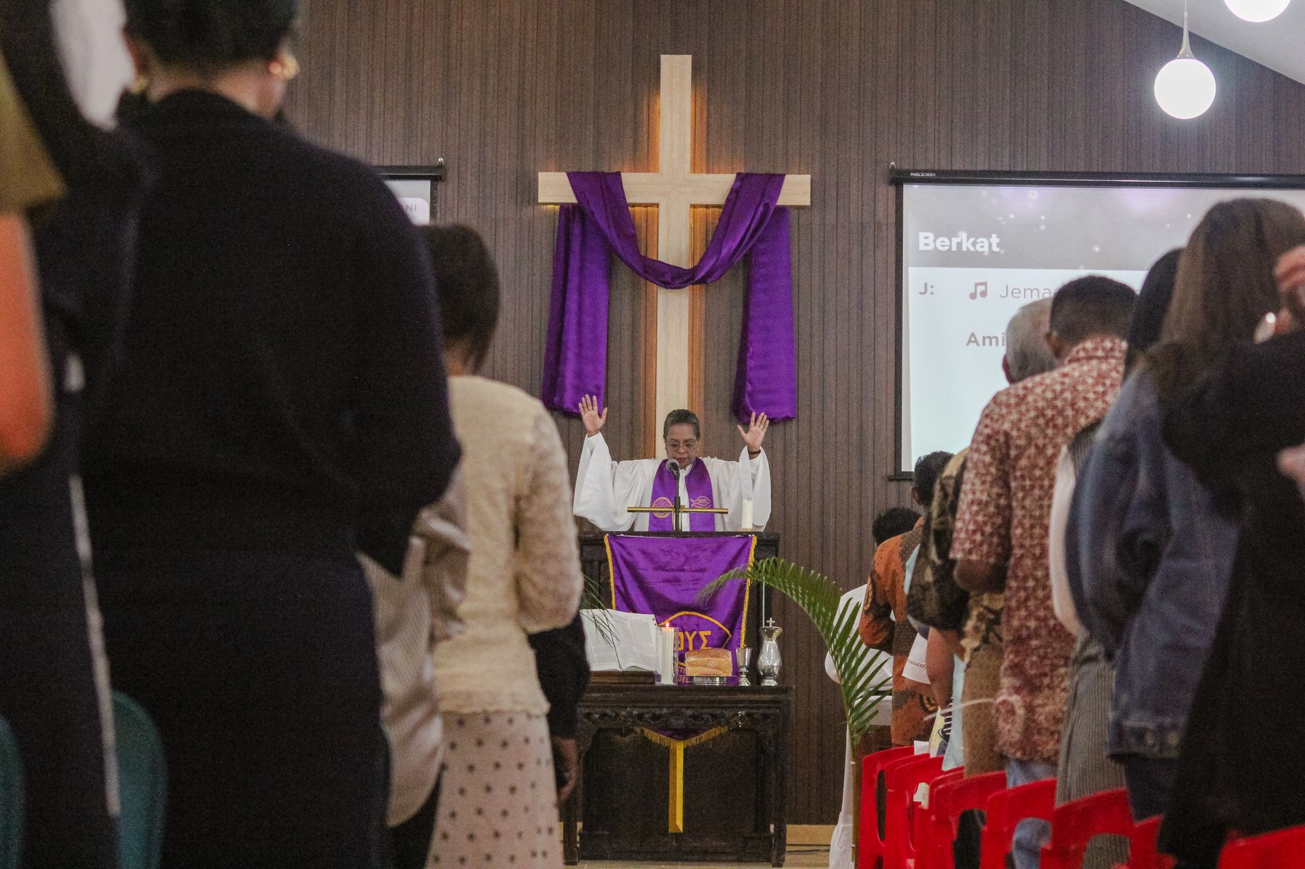 Pertemuan jemaat untuk kebaktian gereja di Bali saat pendeta memimpin ibadah.